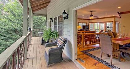 Beautiful lodge, 4 king bedrooms, all with private baths! 5 decks to enjoy.