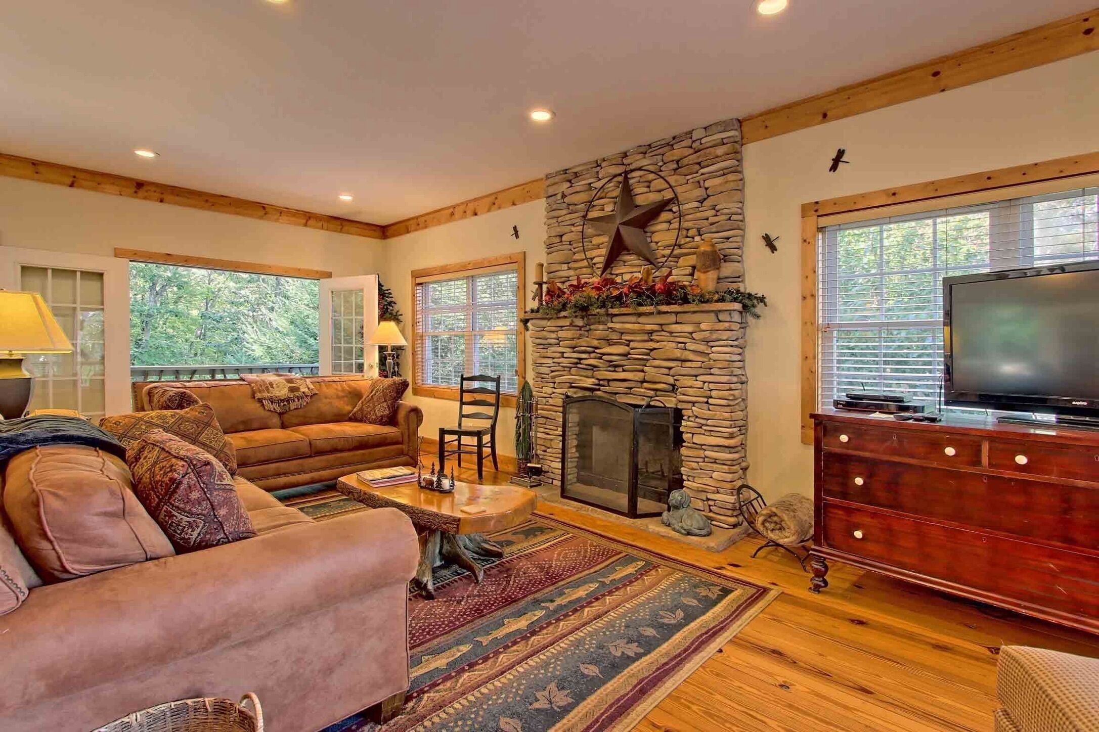 Beautiful lodge, 4 king bedrooms, all with private baths! 5 decks to enjoy.