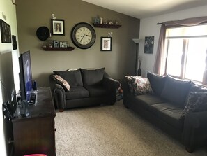 Télévision, cheminée, lecteur de DVD, chaßne hi-fi