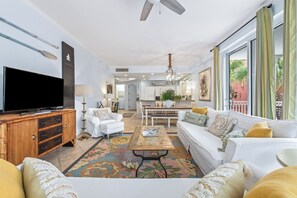 Smart-TV, DVD-spiller og bøker