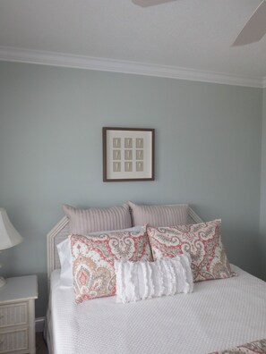 4 bedrooms, iron/ironing board, free WiFi, bed sheets - Wonderful location, mid-island! Short walk to beach, pier and island market. (Sunset Beach)