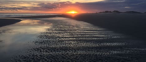 Beach nearby, sun loungers, beach towels