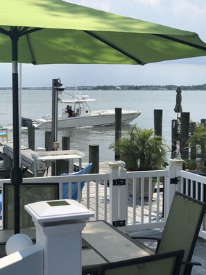Outdoor dining - BAYFRONT TOWNHOUSE with PICTURESQUE VIEWS,  Mid-town, Ocean City, Maryland  (Ocean City)