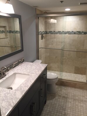 Combined shower/tub, towels