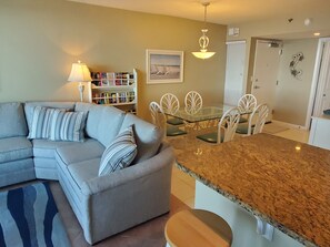 Smart TV, lettore DVD, libri, videoteca