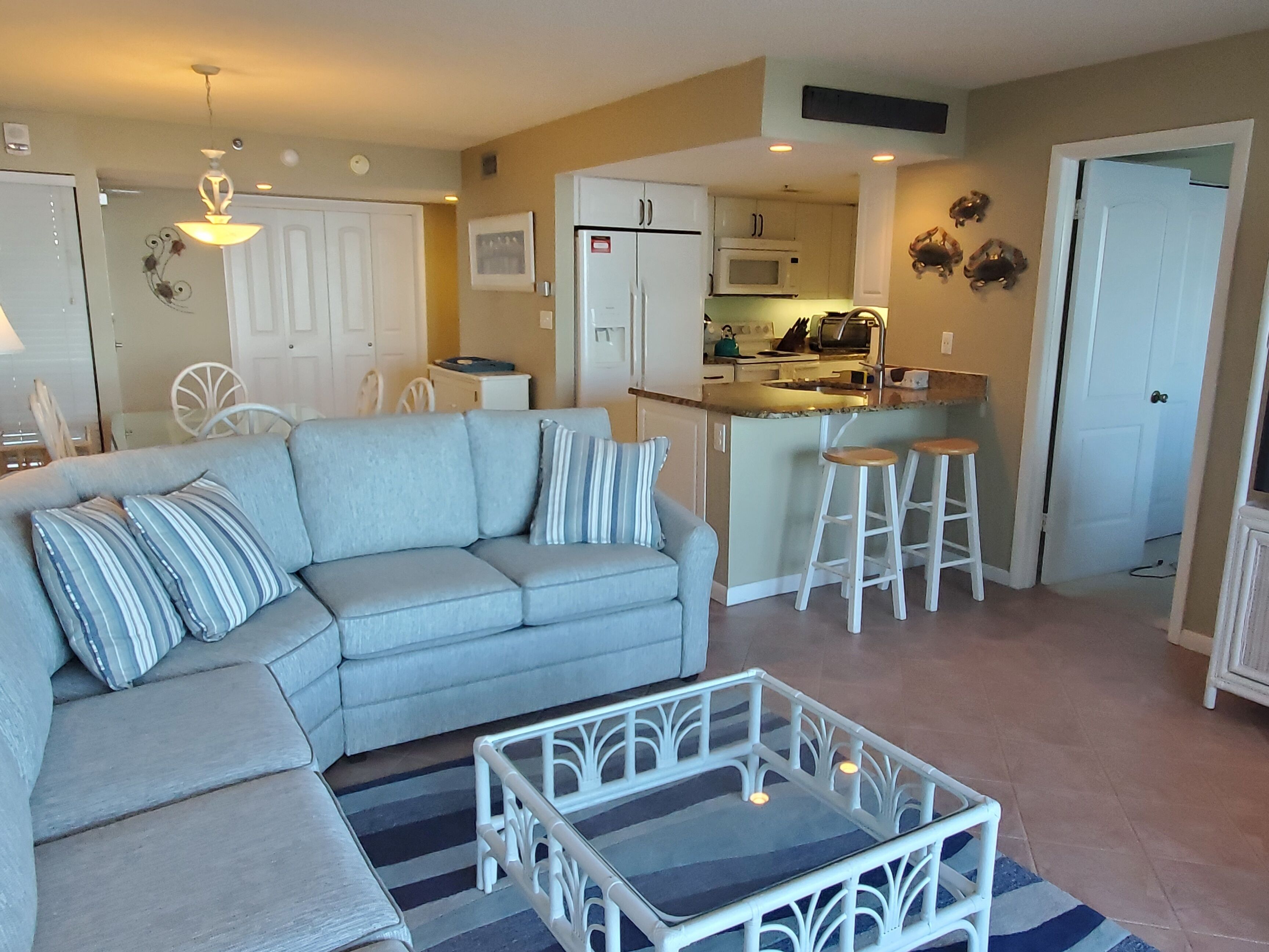 Una Smart TV, un reproductor de DVD, libros, una videoteca