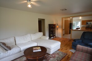 Fernseher, Tischtennisplatte, Stereoanlage