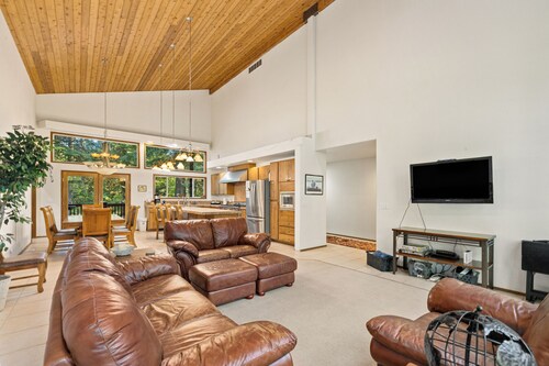     Elk Tracks Lodge