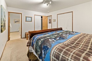 4 bedrooms, bed sheets - Elk Tracks Lodge (Easton)