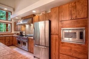 冷蔵庫、電子レンジ、オーブン、コンロ