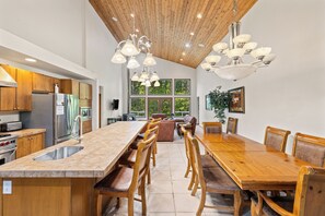 Dining - Elk Tracks Lodge (Easton)