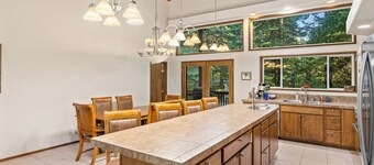     Elk Tracks Lodge