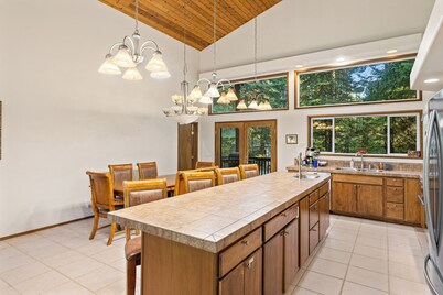     Elk Tracks Lodge