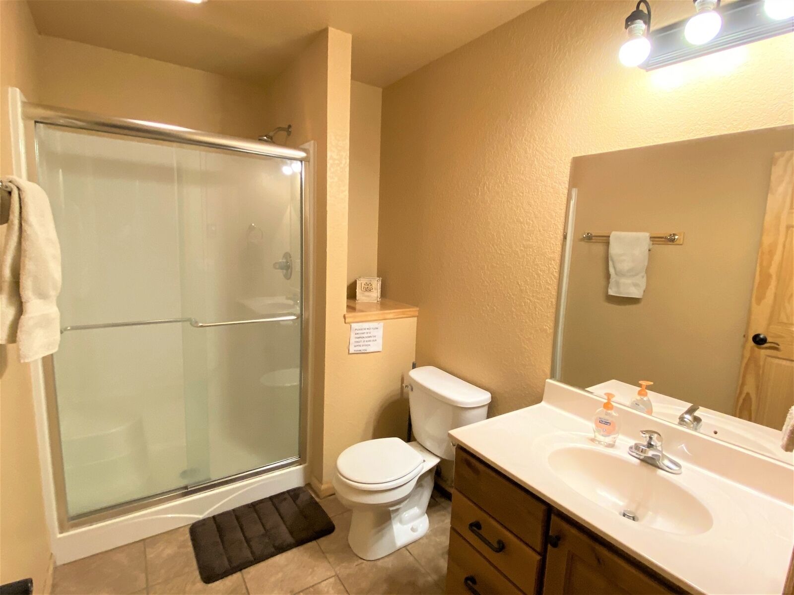 Whitetail Lodge-Large cabin with hot tub, foosball, sleeps 18, just 2 blocks