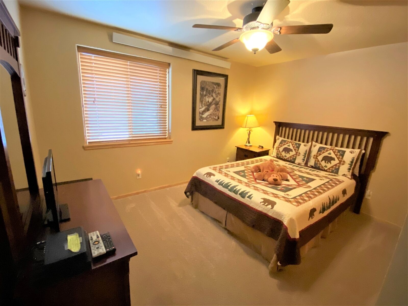 Whitetail Lodge-Large cabin with hot tub, foosball, sleeps 18, just 2 blocks