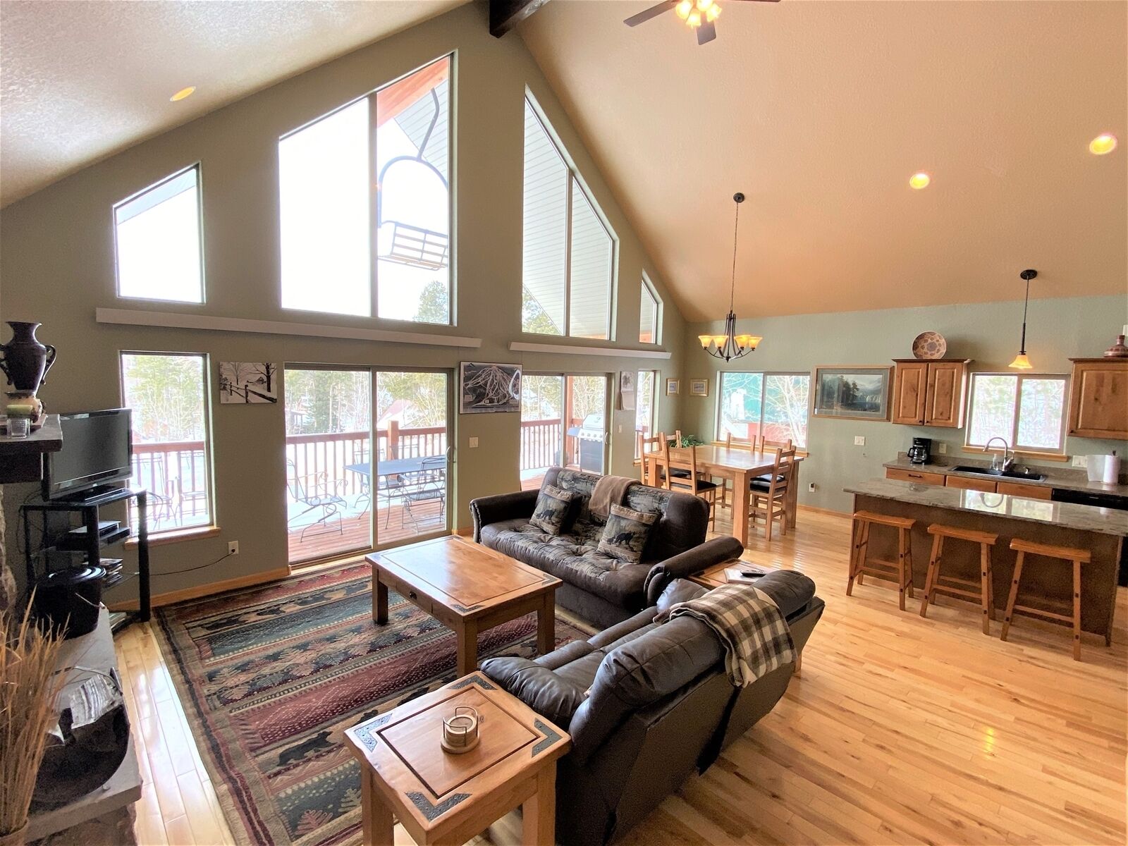 Whitetail Lodge-Large cabin with hot tub, foosball, sleeps 18, just 2 blocks