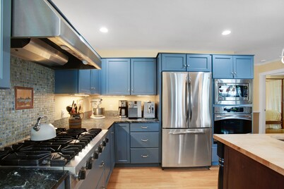 Sailor's Valentine: Bayfront Home on Private Beach and Hot Tub!