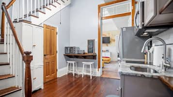 Coffee/tea maker, fridge, microwave, oven