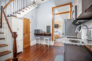 Wasserkocher mit Kaffee-/Teezubehör, Kühlschrank, Mikrowelle, Ofen