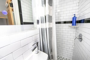 Combined shower/bathtub, hair dryer, towels - Ursulines Historic Creole Cottage (D) Steps to Qtr Historic Getaways (New Orleans)