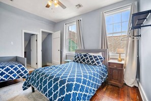 3 Schlafzimmer, Schreibtisch, Bügeleisen/Bügelbrett, Reisekinderbett