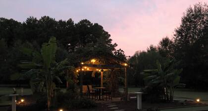 Chesapeake Bay Waterfront Cottage w/Pool, Pier, Kayaks, Mini golf, Wifi 1BR/1Bth