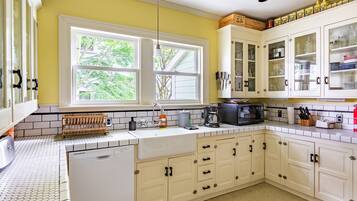 冰箱、微波炉、烤箱、炉灶