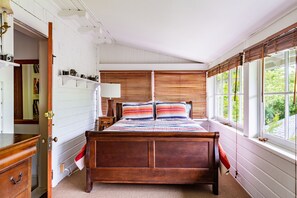 4 bedrooms, iron/ironing board, WiFi, bed sheets - Historic Guest House Located in Central City (Portland)