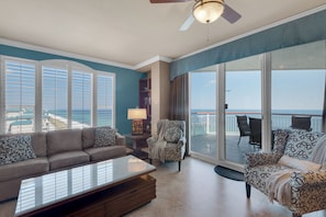 Smart TV, DVD player, books, music library - PENTHOUSE - TOP FLOOR - BEACHFRONT & CHAIRS - POOL - BALCONY - GYM-NEW ELEVATORS (Navarre Beach)