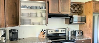 Best 4-Bedroom Family-Friendly Ski-In/Ski-Out With Hot Tub on Big White