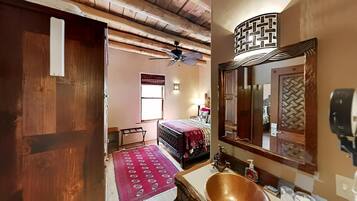 5 bedrooms, Egyptian cotton sheets, desk, iron/ironing board