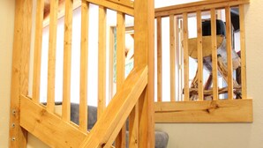 Eine Holztreppe mit Geländer und Teppichstufen.