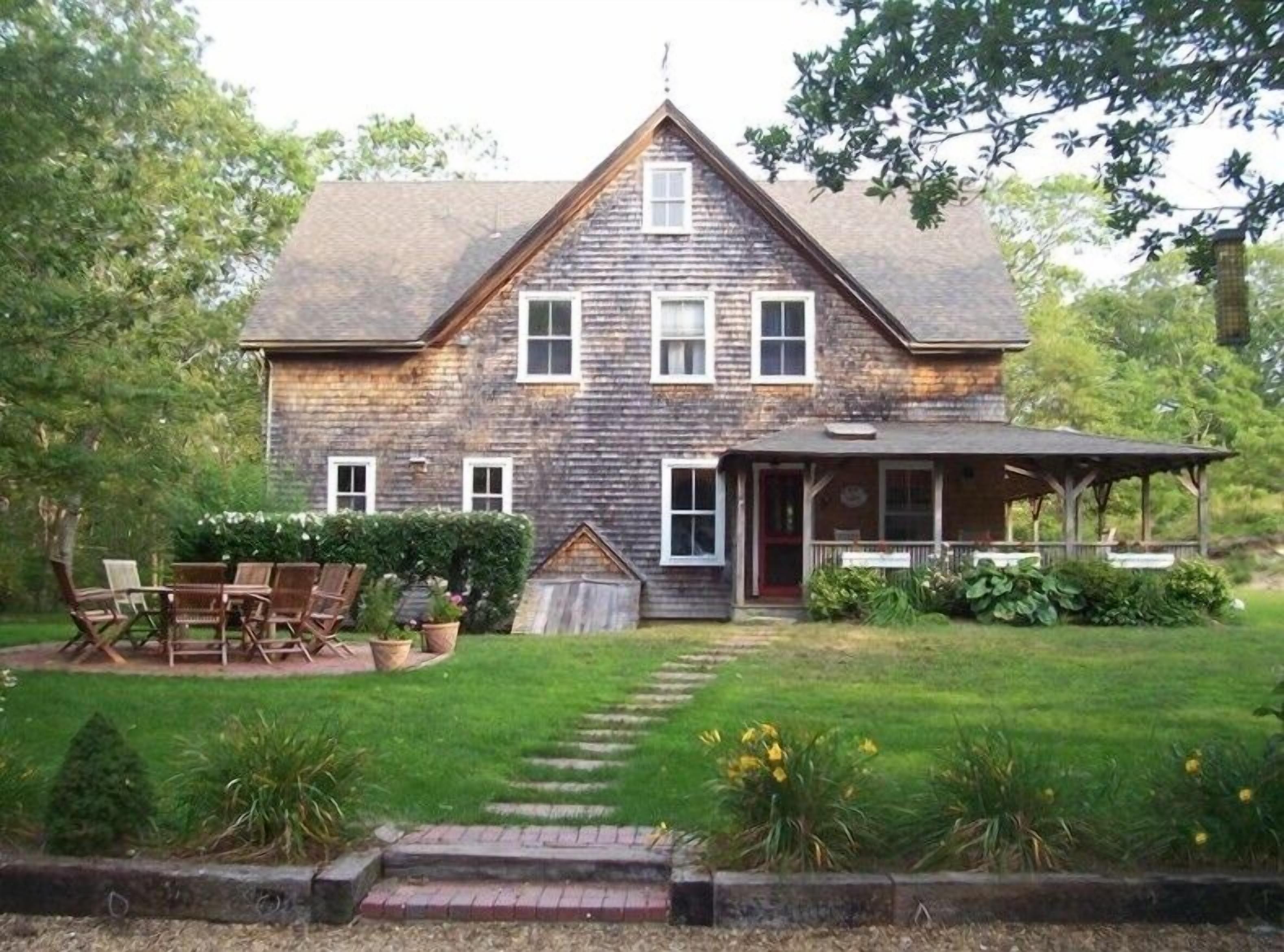 Private 6 Acres, Walk to Private Beach