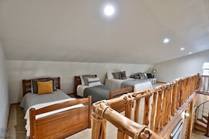 4 bedrooms, iron/ironing board, WiFi, bed sheets - Beautiful Lake Brownwood Lakefront Home W/Private Dock (Brownwood)