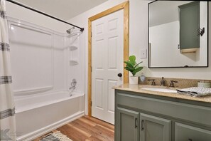 Ensemble douche/baignoire, sèche-cheveux, serviettes fournies