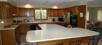 Luxury, Spacious, 4 BR Chalet, 1 Minute walk to beach, lakefront, pools, skiing