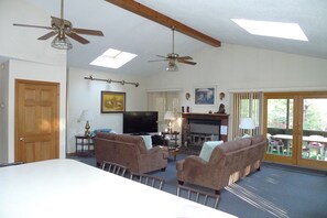 TV, fireplace, DVD player, books