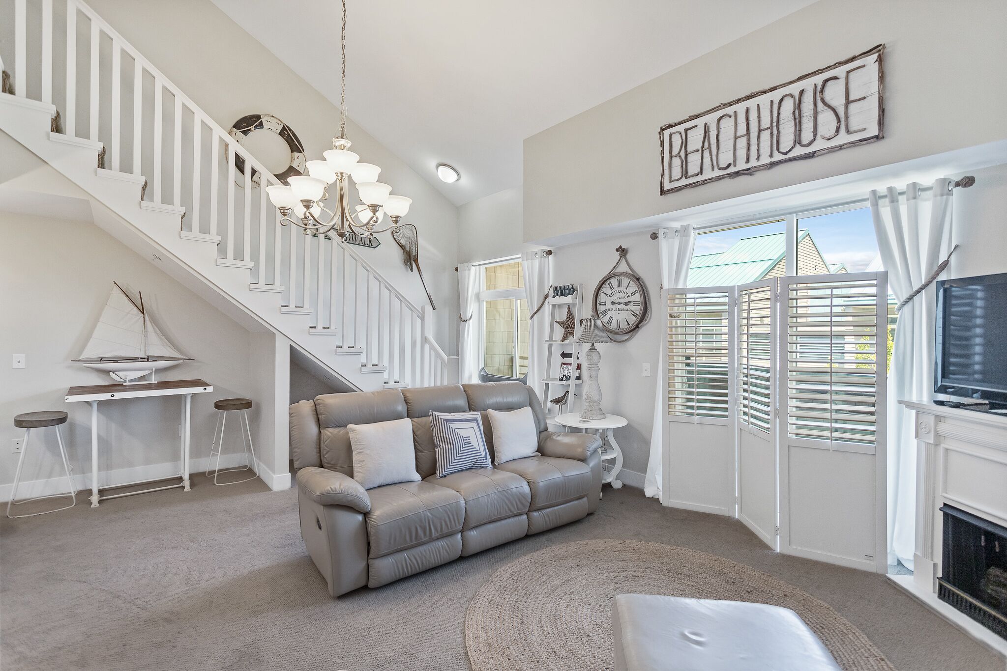 NEAR DOWNTOWN  2BR Bath W/PRIVATE BATH RMS,+LOFT sleeps 6. Private Balconies.