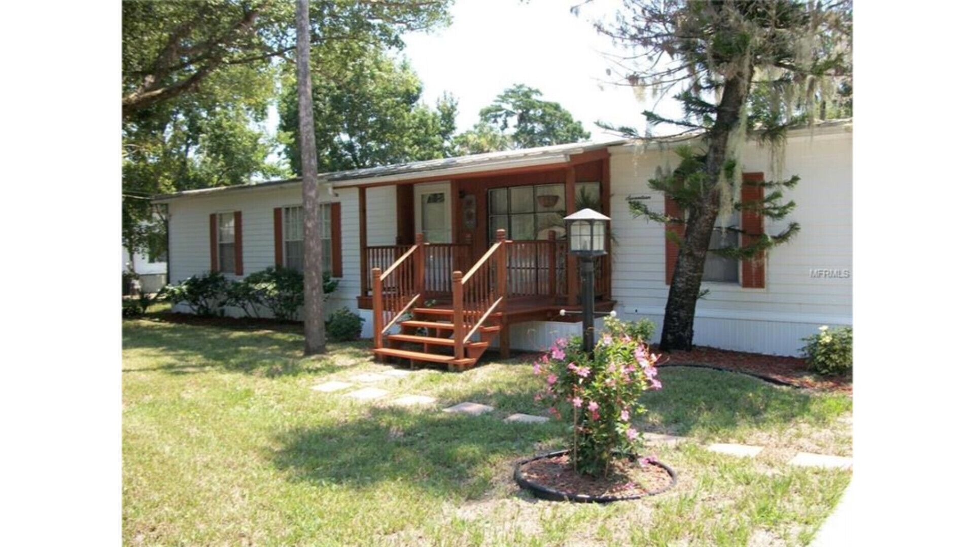 Beautiful Water Front Astor Cottage w Pool, Hot tub, Huge Deck & Wifi