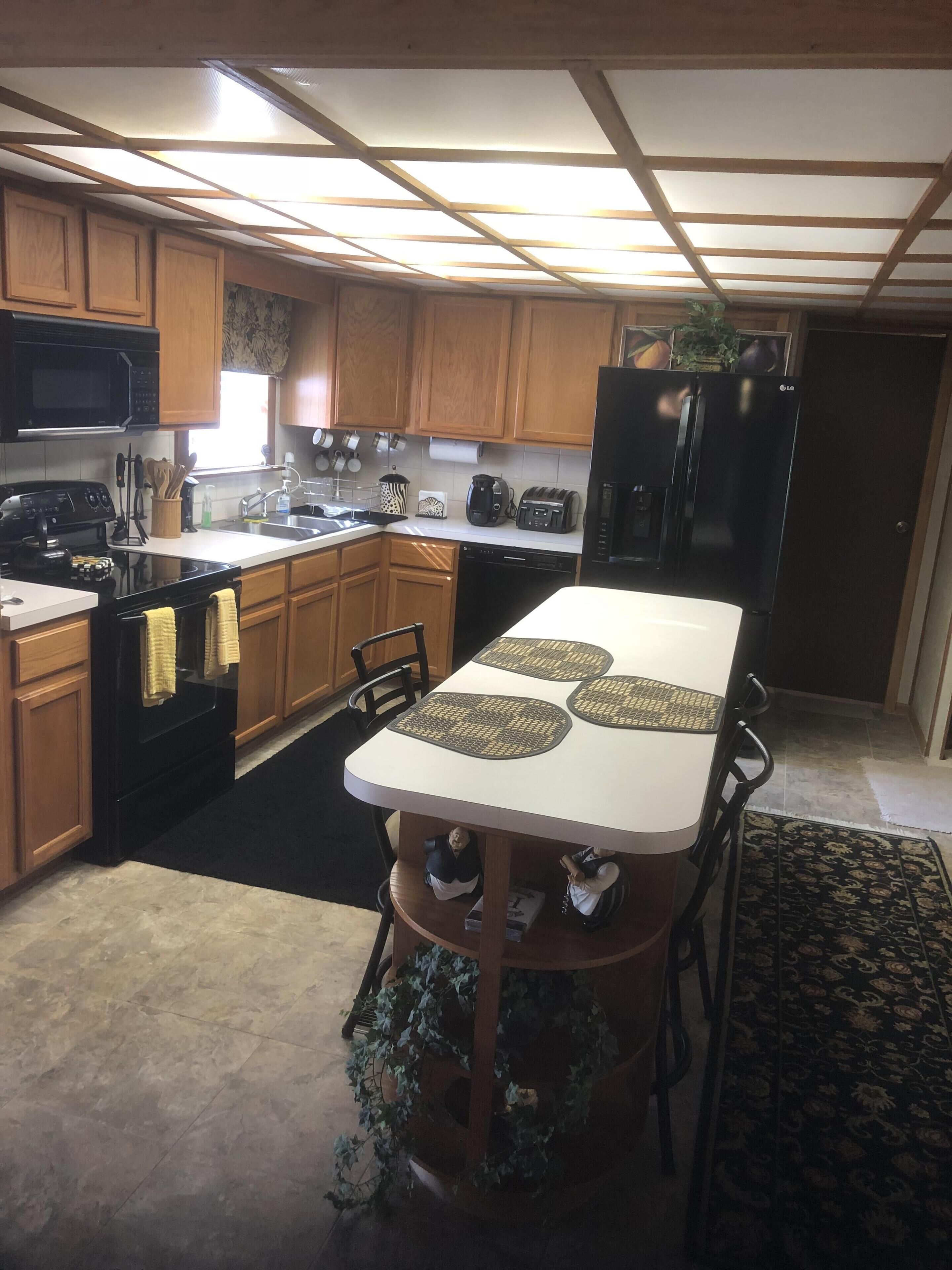 Beautiful Water Front Astor Cottage w Pool, Hot tub, Huge Deck & Wifi