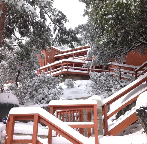 Eagle Rest Lodge - Upscale Seclusion with Dramatic Views & EV Charging