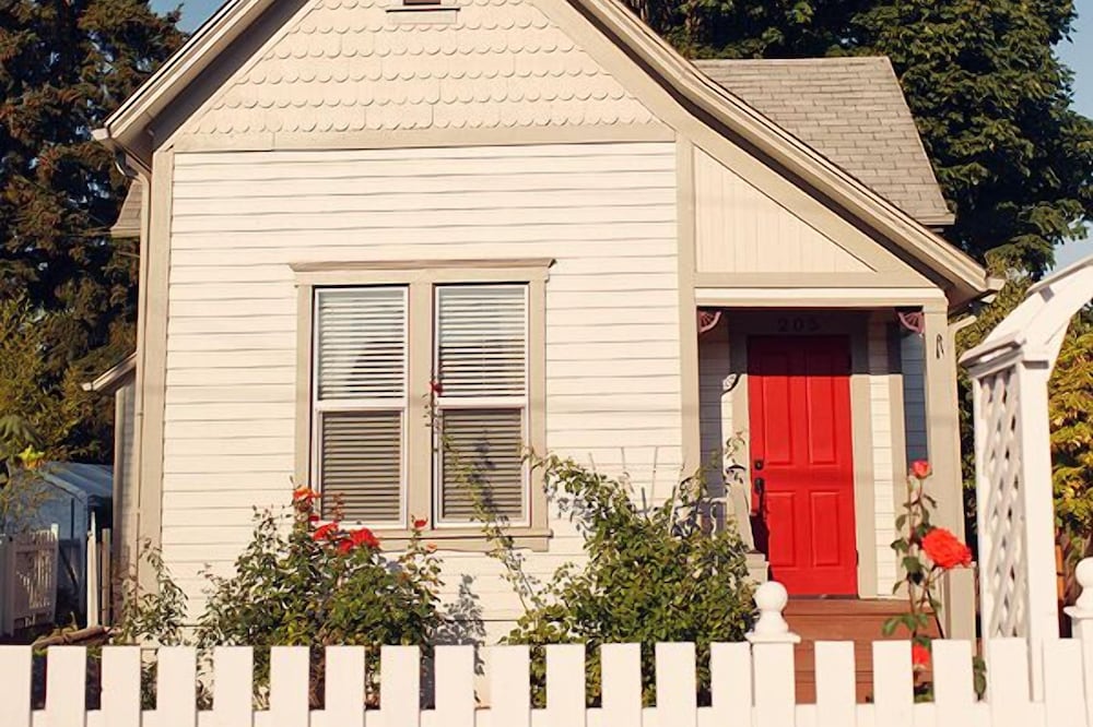Charming home within walking distance of gourmet dining, wine tasting & shopping