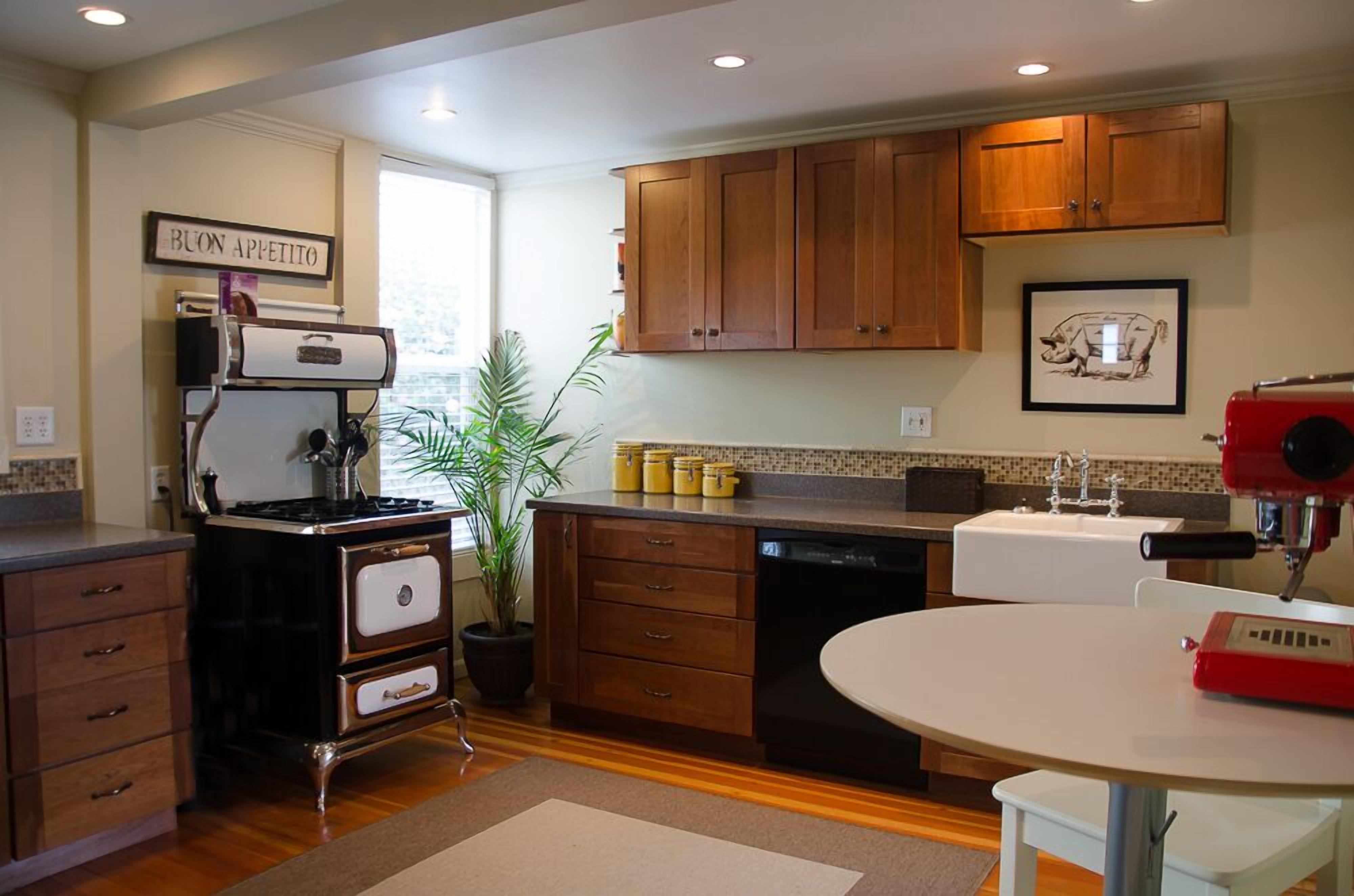 Charming home within walking distance of gourmet dining, wine tasting & shopping