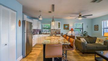 Réfrigérateur, micro-ondes, lave-vaisselle, cafetière/bouilloire