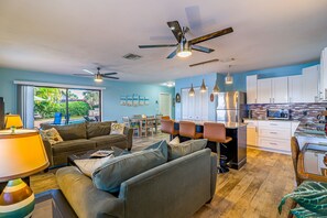 TV, fireplace - Cozy Lakeside Lagoon w/Pool - Your Comfortable Lakefront Gateway! (West Palm Beach)