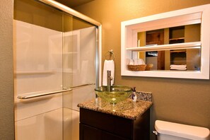 Shower, hair dryer, towels, soap - Country Cottage, near HaHa Tonka Park, Free Kayaks & Outdoor Pavilion Game room (Camdenton)