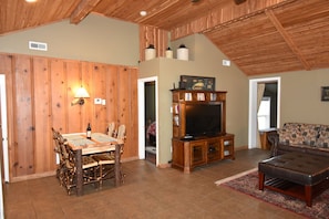 TV, DVD player, books, video library - Country Cottage, near HaHa Tonka Park, Free Kayaks & Outdoor Pavilion Game room (Camdenton)