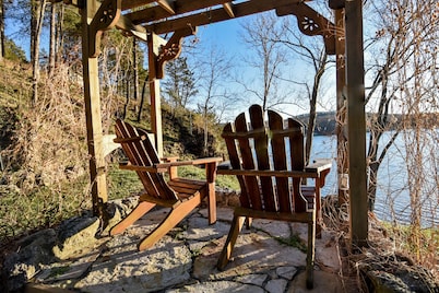 Country Cottage, near HaHa Tonka Park, Free Kayaks & Outdoor Pavilion Game room