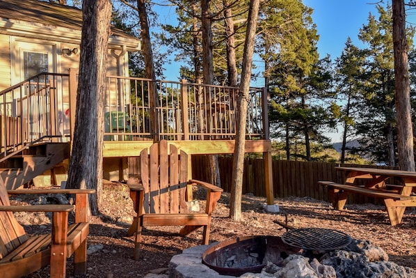 Outdoor dining - Country Cottage, near HaHa Tonka Park, Free Kayaks & Outdoor Pavilion Game room (Camdenton)