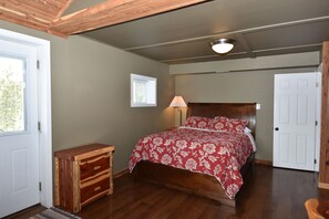 2 bedrooms, free WiFi, bed sheets - Country Cottage, near HaHa Tonka Park, Free Kayaks & Outdoor Pavilion Game room (Camdenton)